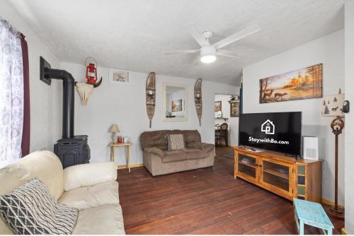 Bo's Rustic Cottage Cozy and Charming with Hot Tub and Fenced Yard — 4-Star Luxury Hotel in Billings, United States