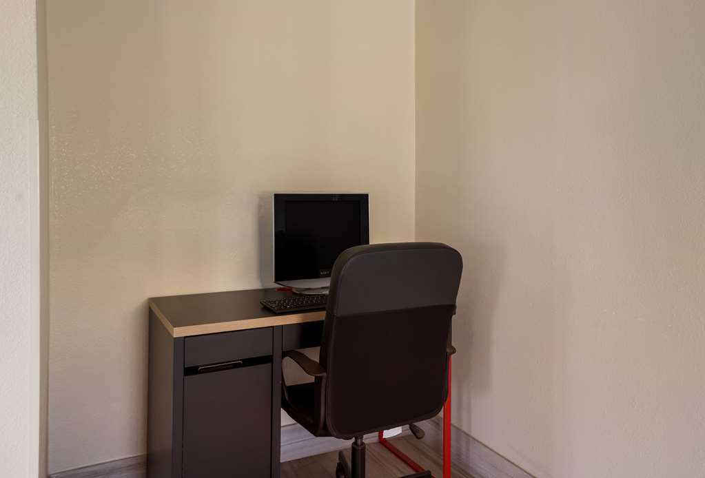 Econo Lodge Brownsville - photo 25