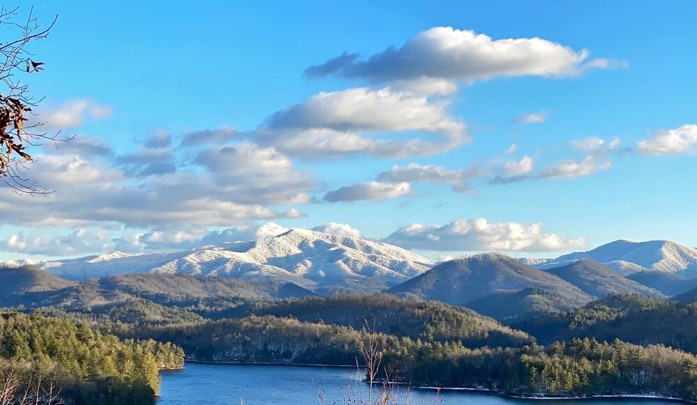 Bear's Mountaintop Views 3 Bedroom Chalet by RedAwning — 4-Star Luxury Hotel in Robbinsville, United States
