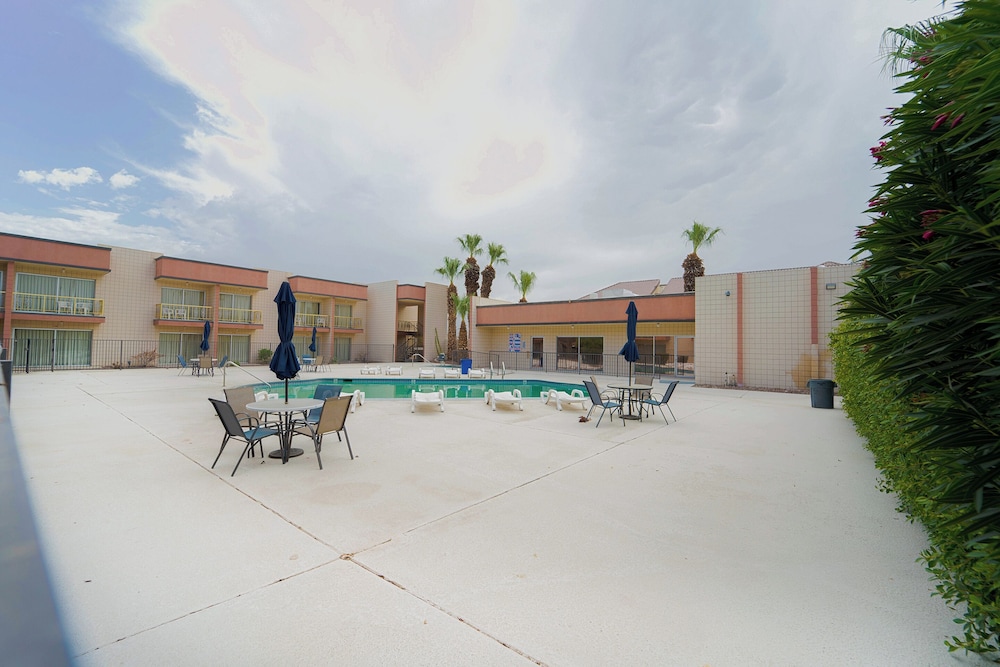 Royal Plaza Inn Indio - photo 80