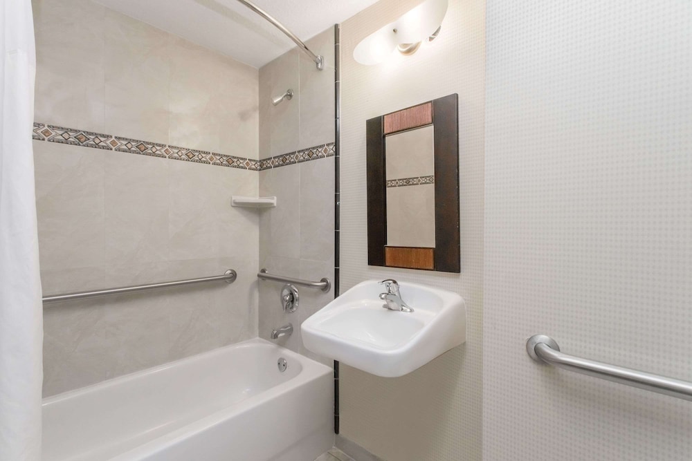 Days Inn & Suites by Wyndham Fort Pierce I 95 - photo 9
