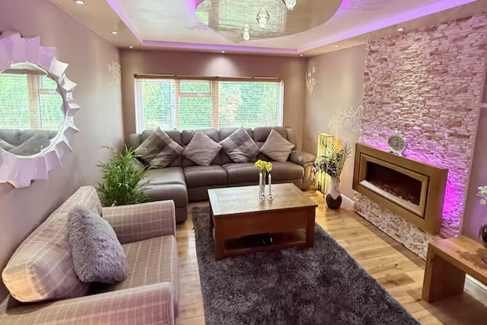 3 Bed sleeps 6 hot Tub pet Friendly parking in Coventry, United Kingdom