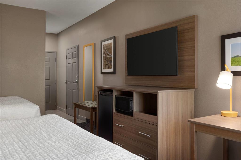 La Quinta Inn & Suites by Wyndham Shawnee - photo 15