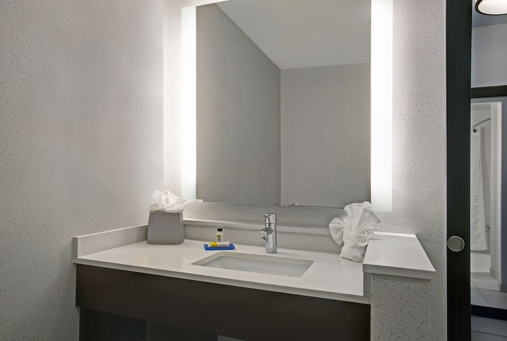 Holiday Inn Express & Suites Milwaukee Brookfield by IHG - photo 24