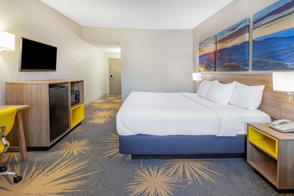 Days Inn by Wyndham Roanoke Hollins Near I 81 - photo 19