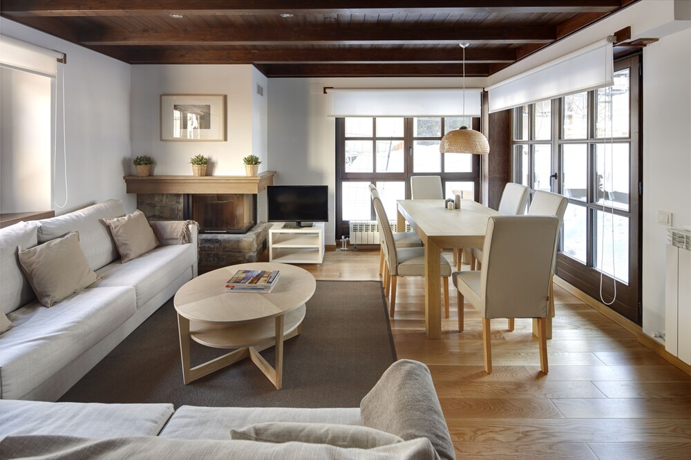Val de Ruda Luxe 51 by FeelFree Rentals — 4-Star Luxury Hotel in Vielha, Spain