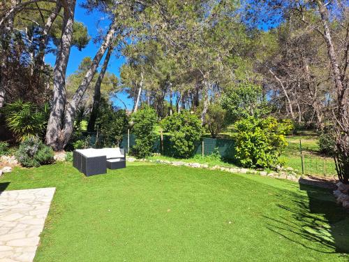 Maisonnette Au Milieu Des Pins — hotel in Mougins