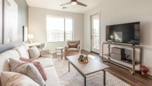 Landing Modern Apartment with Amazing Amenities — 4-Star Luxury Hotel in Tempe, United States