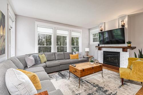 Luxurious Rivergrass Blue Mountain Retreat in Collingwood, Canada