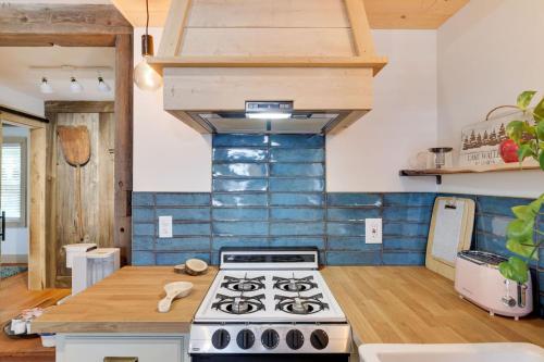 Poconos Cabin Year Round Bliss — 4-Star Luxury Hotel in Greentown, United States