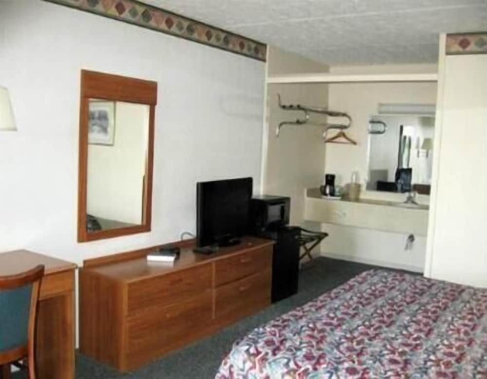 Mariann Travel Inn Scottsburg - photo 7