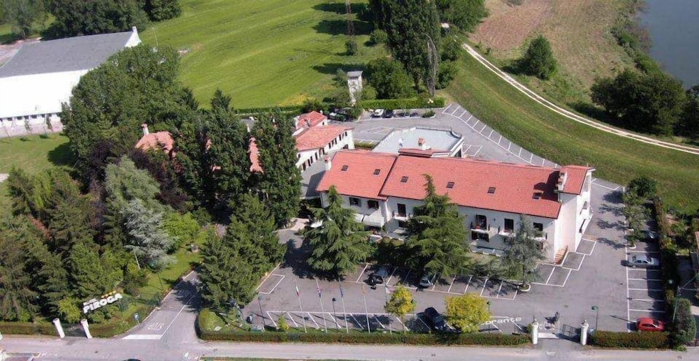 Hotel Piroga Padova — 4-Star Luxury Hotel in Selvazzano Dentro, Italy