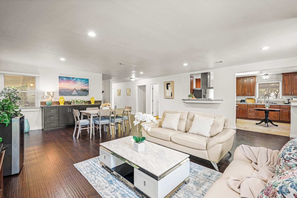 Not Affected by the Fire spacious Retreat w Large Kitchen & Outdoor Patio in Pasadena, United States