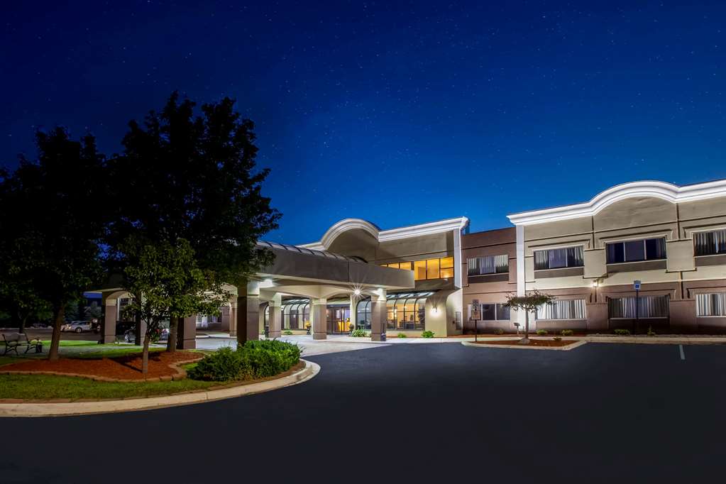 Days Inn & Suites by Wyndham Rochester Hills MI - photo 2