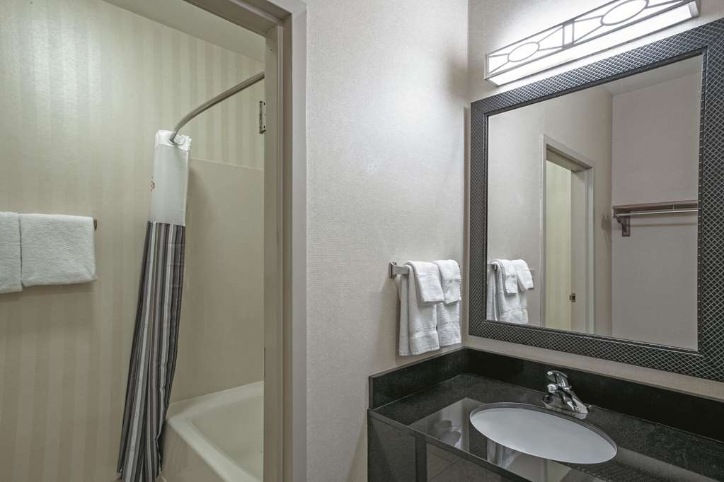 La Quinta Inn & Suites by Wyndham Manassas Battlefield - photo 15