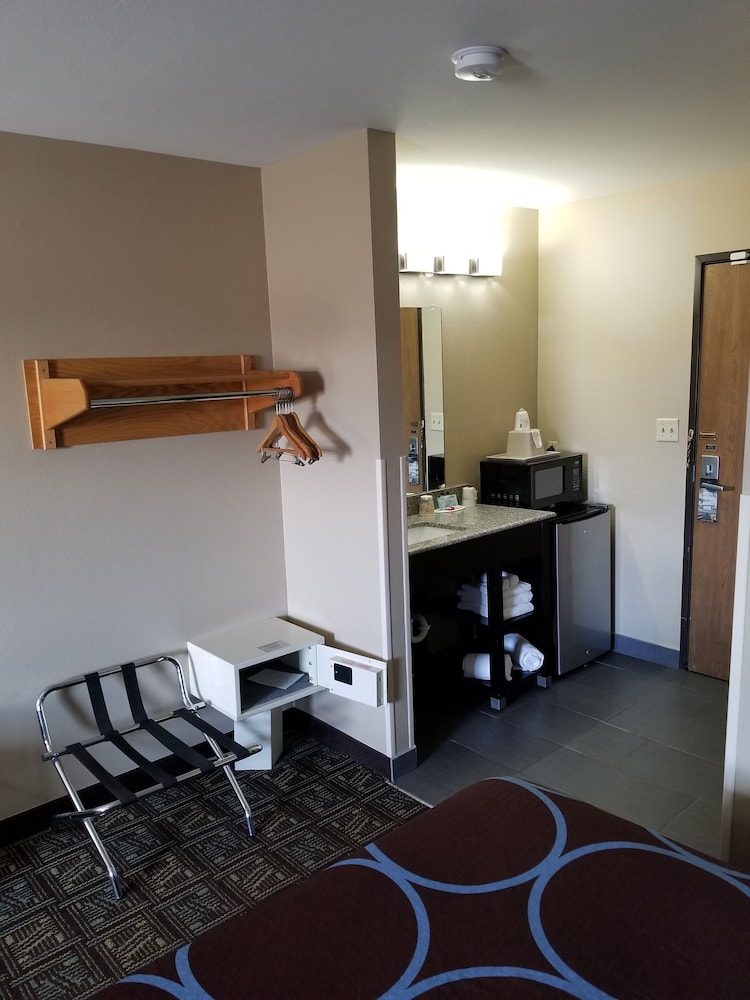 Super 8 by Wyndham Fort Collins - photo 4