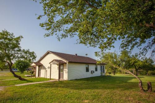 Bay Landing Camping Resort Deluxe Cabin 29 - featured photo
