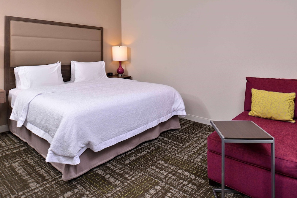 Hampton Inn & Suites Dallas Market Center - photo 33