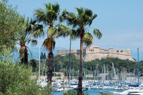 3P central refait A neuf Parking L430cm x W275cm in Antibes, France
