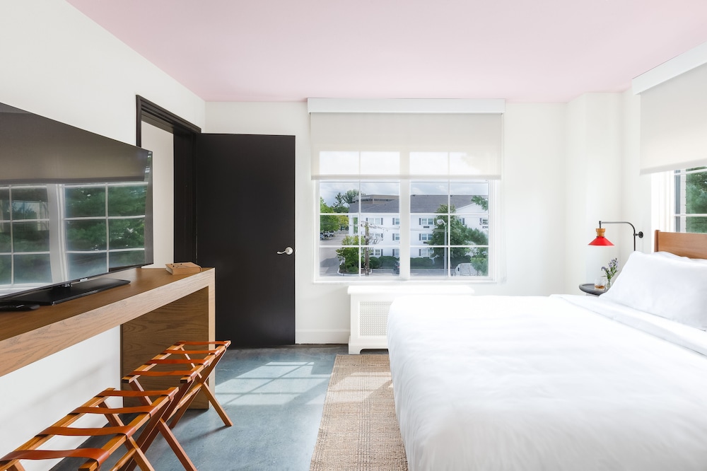 Elwood Hotel & Suites - photo 10