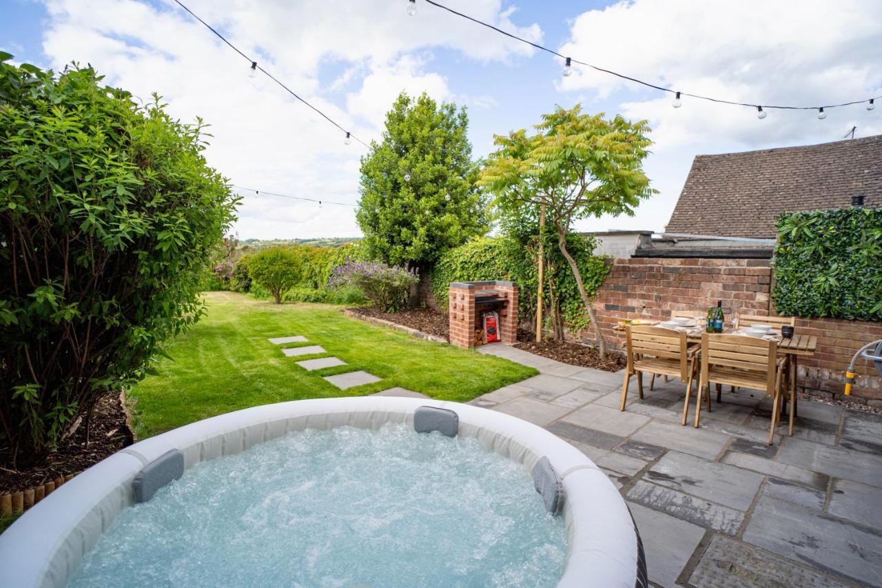 Stylish 2 Bedroom Cottage With Hot Tub And Parking — 4-Star Luxury Hotel in Bewdley, United Kingdom