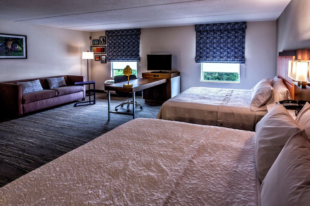Hampton Inn & Suites Staten Island - photo 9