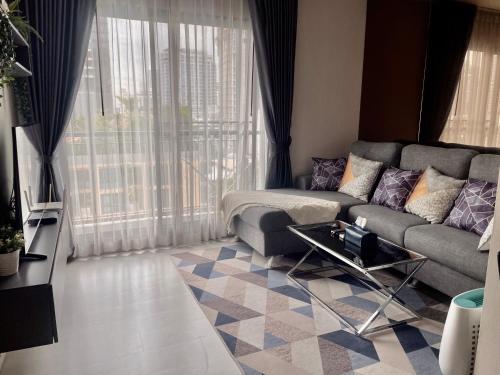Luxurious Downtown condo w train access