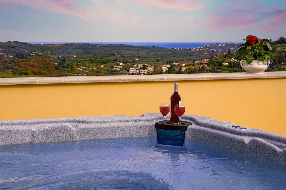 Villa Erontas Private heated jacuzzi and mini pool — 4-Star Luxury Hotel in Rethymno, Greece