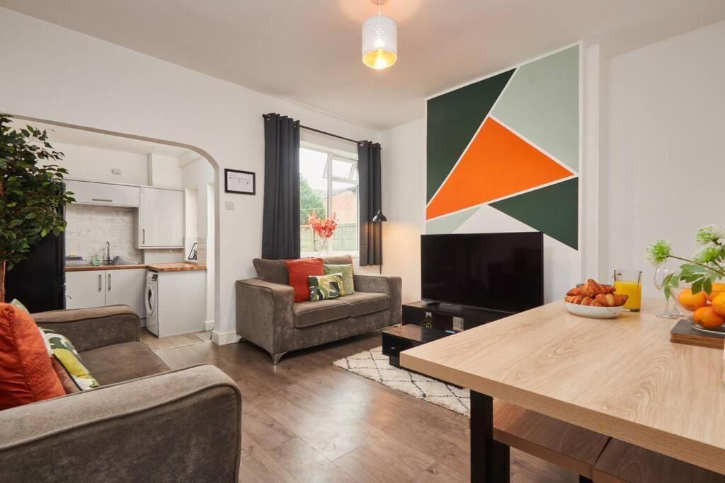 Haw Hill House Modern 4 Bed 18101841 — Normanton