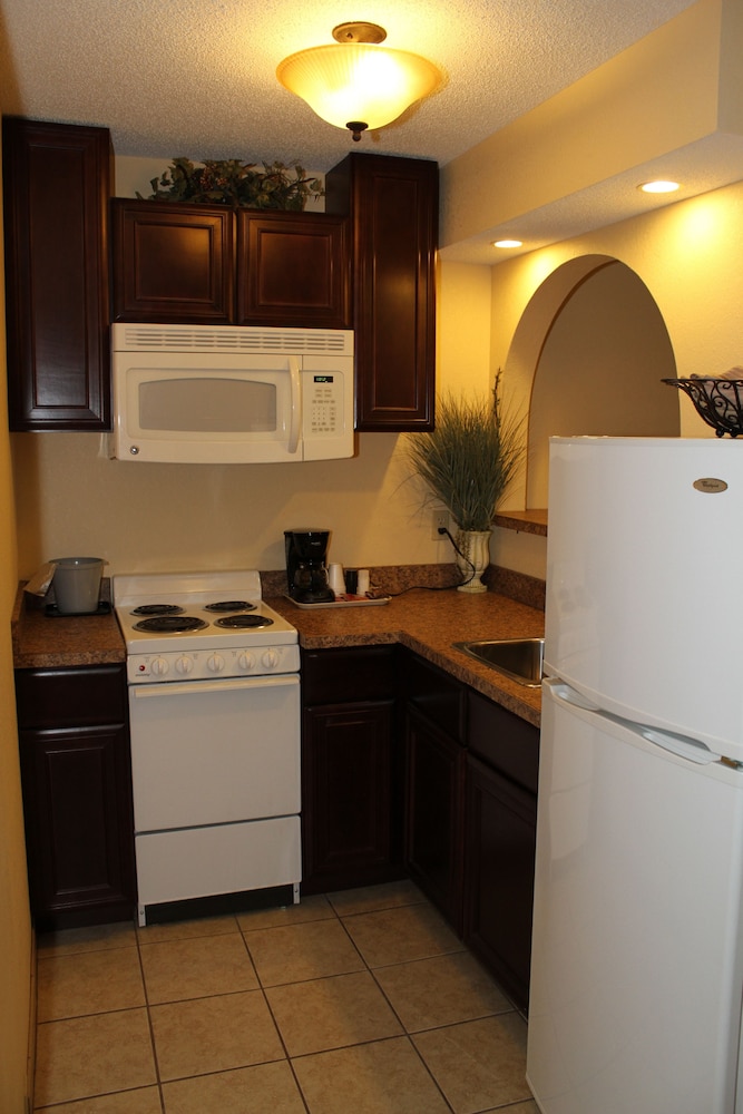 Fargo Inn and Suites - photo 13