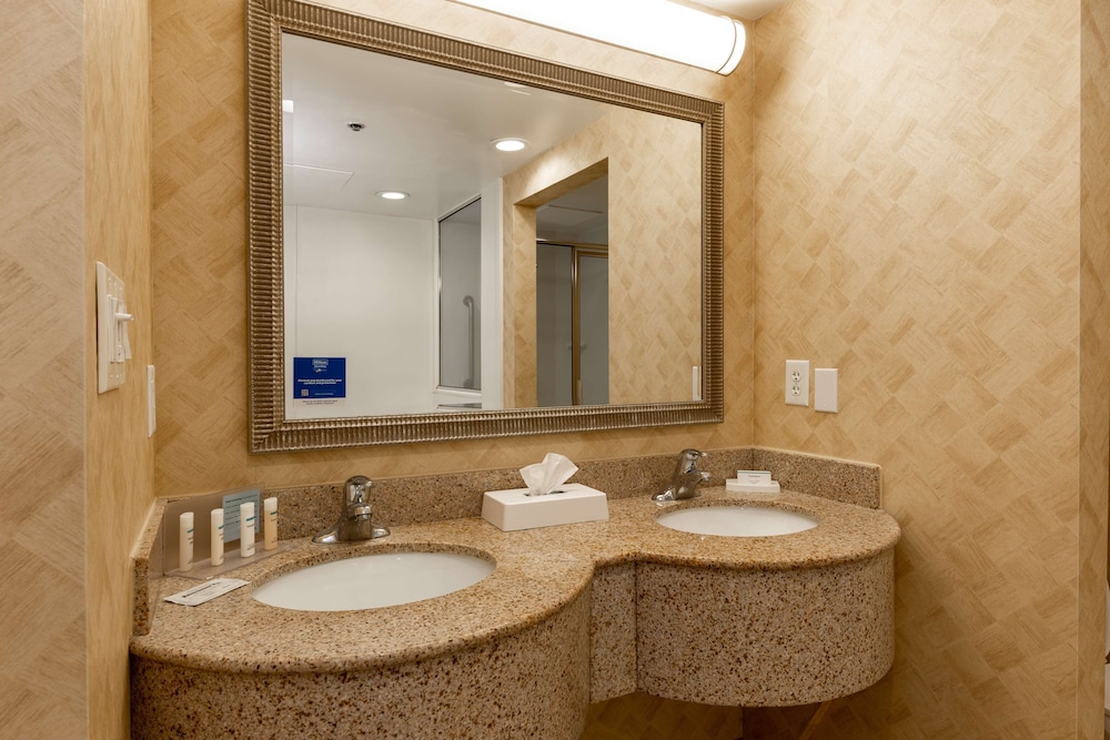 Hampton Inn & Suites Jacksonville Deerwood Park - photo 47