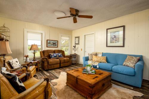 Stay on a 350 acre Cattle Ranch Brazos River Tubing Petting zoo — 4-Star Luxury Hotel in Weatherford, United States