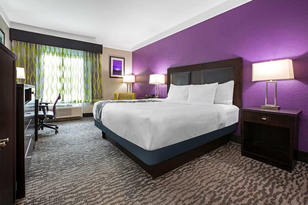 La Quinta Inn & Suites by Wyndham Pearland Houston South - photo 20