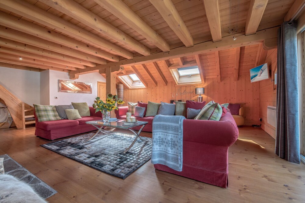 Le Lac Bleu Hotel in Les Allues, France