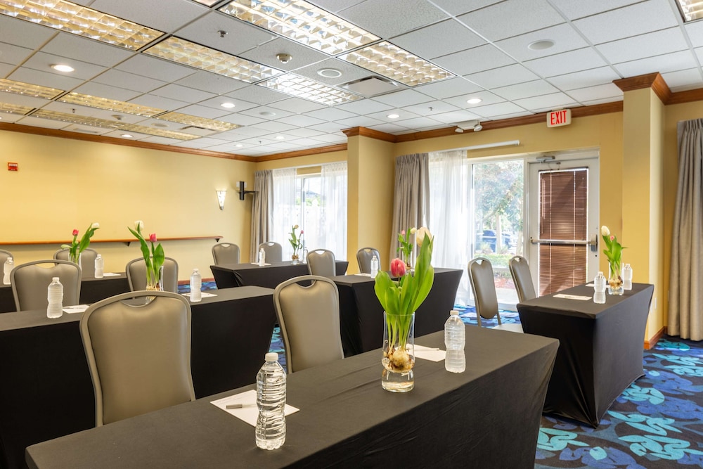 Hampton Inn & Suites Jacksonville Deerwood Park - photo 67