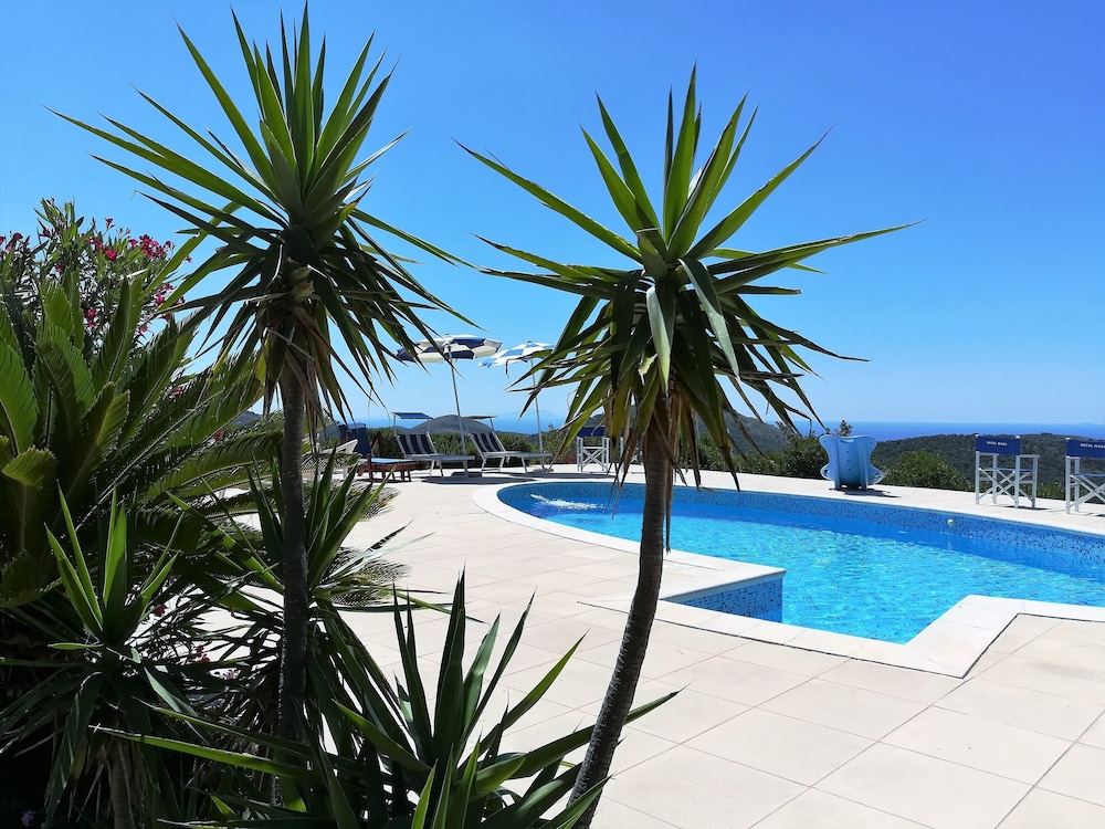 Holiday Resorts for 10 Persons With Swimming Pool Wifi and air Conditioner — 4-Star Luxury Hotel in Itri, Italy