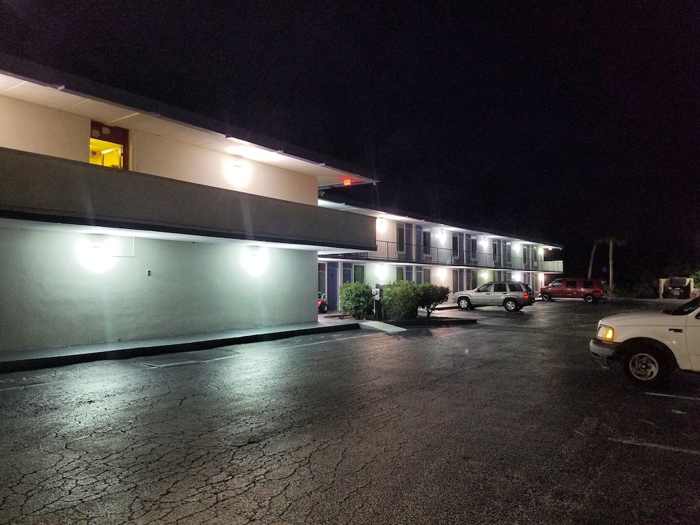Econo Inn - photo 25