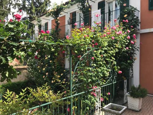 Bed & Roses Meni — 4-Star Luxury Hotel in La Morra, Italy