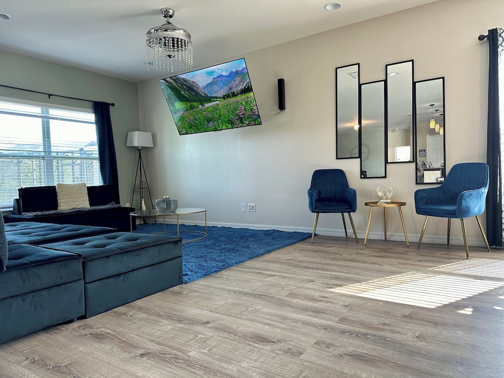 Spacious Fun & Convenient - last minute hotel in Davenport