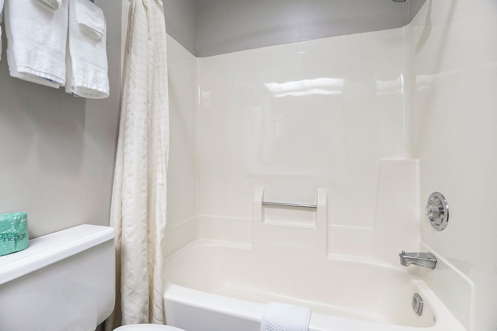 Days Inn & Suites by Wyndham Muskegon - photo 30