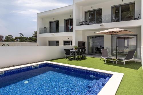 Modern Villa with pool and garage by Soulplaces — 4-Star Luxury Hotel in Sobreda, Portugal