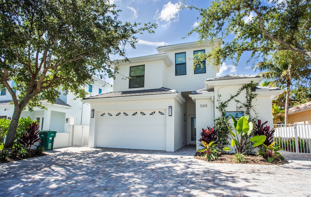 Sorrento Luxury Vacation Home: Expansive 5 Bedroom 4.5 Bath Retreat with Private Pool Hot Tub and Pet Friendly Accommodations Just a Short Walk from Stunning Vanderbilt Beach — 4-Star Luxury Hotel in Naples, United States