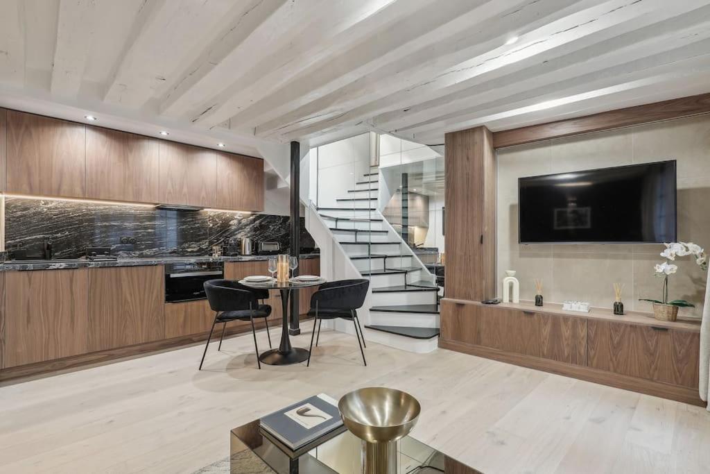 Duplex Parisien Pres du Louvre - last minute hotel in Paris