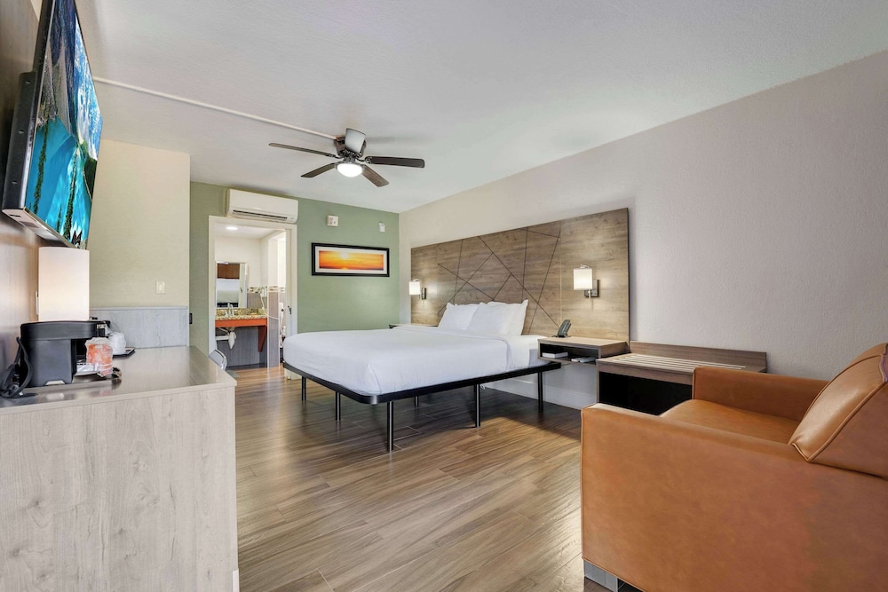 Quality Inn & Suites Airport Cruise Port Hollywood - photo 20