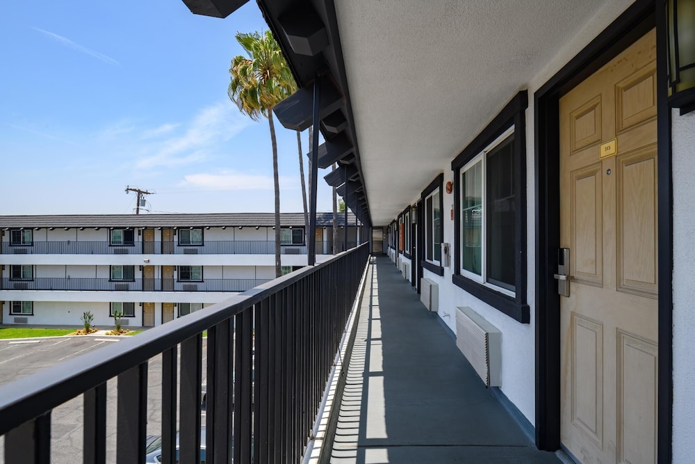 Vagabond Inn Whittier - photo 35
