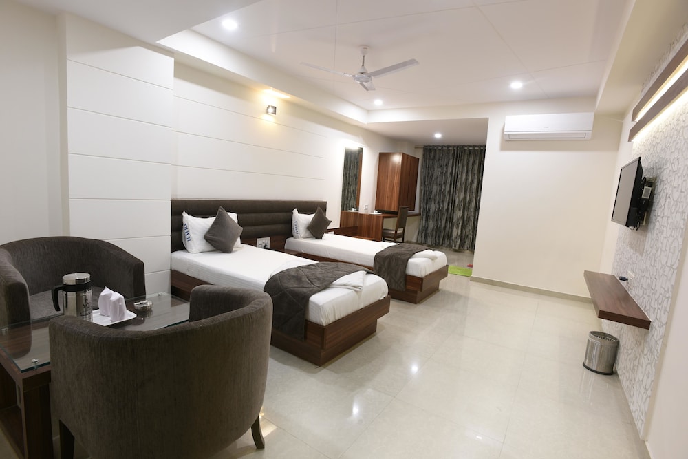 Hotel Luxura — hotel in Sanand