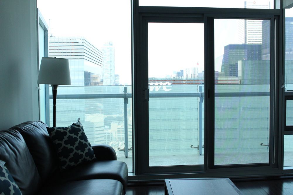 Stylish Condo CN Tower View with Parking — Toronto — photo 2