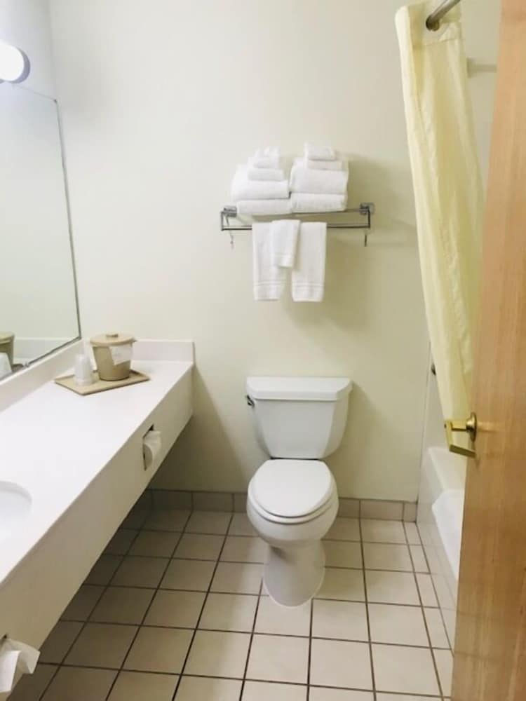 American Inn and Suites Houghton Lake - photo 16