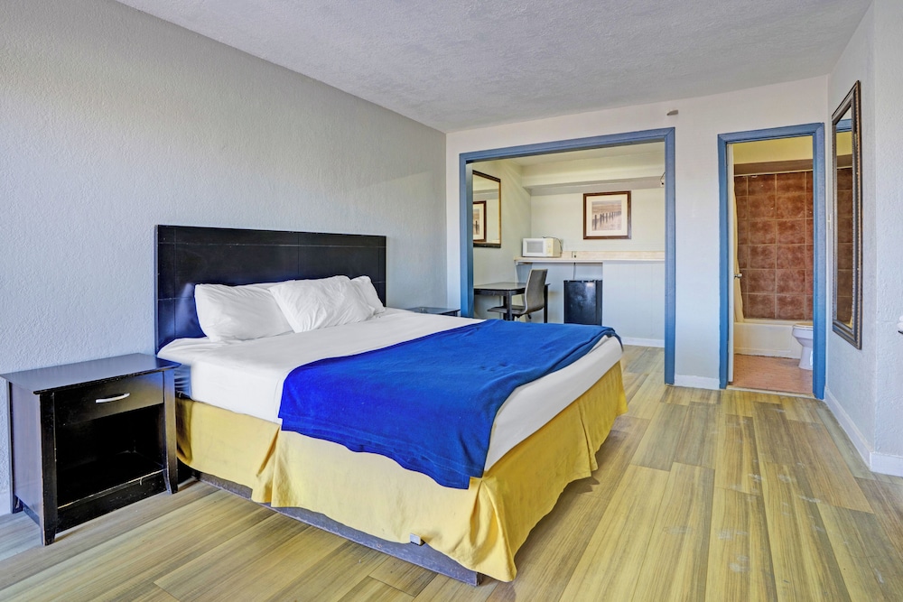 Super 7 Inn By OYO San Antonio NW Medical Center - photo 17