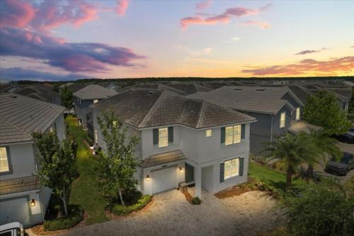 6 Bedrooms 5 Bathrooms Storey Lake 4792 Kc